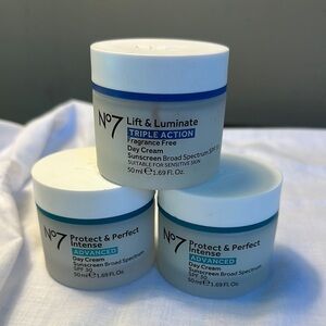 No7 Day Cream Set - Blue and White